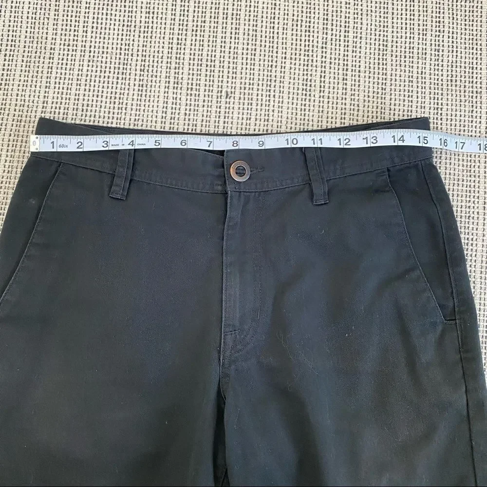 Volcom black shorts young men size 28